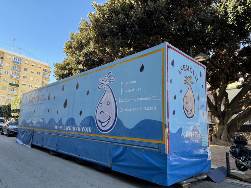 Benissa refuerza la higiene urbana durante las fiestas patronales con la instalación del ‘Camión Toilet’