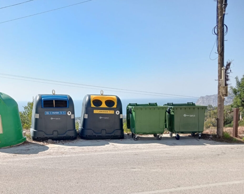 Benissa comença a renovar els contenidors de reciclatge de plàstic i cartó a tot el terme municipal